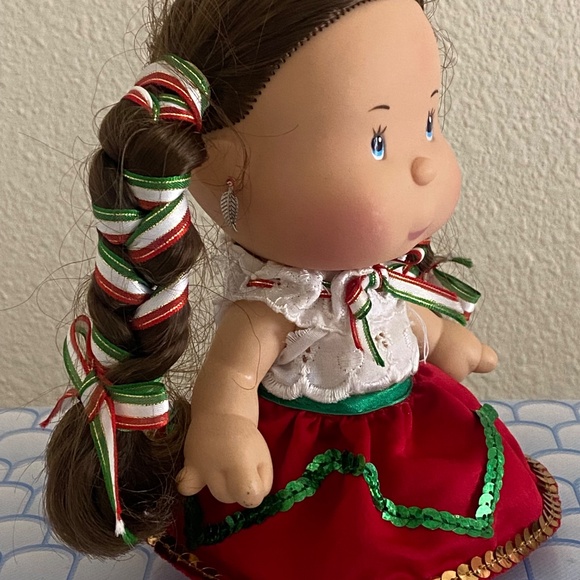 Doll - Picture 4 of 6